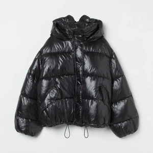 Hooded Pufferjacket H&m  - Helt slutsåld jacka från h&m. Har i både svart och grön. Skriv för egna bilder!