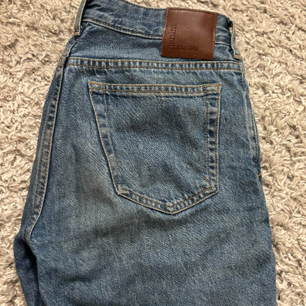 Säljer dessa low straight jeans från bikbok, fint skick, innerbenslängd ca 80cm, midja 35cm över. Jeans & Byxor.