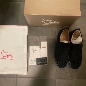 Christian Louboutin skor - Säljer mina Christian Louboutin skor för att dem var för små dem är i storlek 43 och är i nyskick eftersom dem inte är använda. Kvitto på skorna medföljer. Skriv i dm för men info