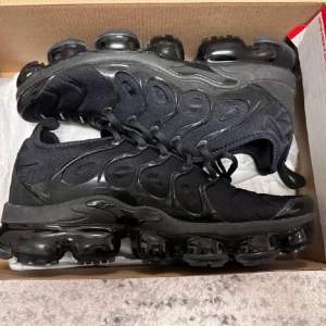 Nike air vapormax plus - Knappt använda skor, storlek 42,5, sköna skor   Vid intresse skicka DM. Vid snabb, smidig och seriös affär kan priset förhandlas om.  Skor som ej byts ut mot andra. 
