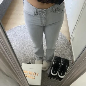 Low-waist jeans från Bikbok  - Säljer dessa jättesnygga lågmidjade jeansen från Bikbok, strl W26L32, några cm förlånga för mig som är 161cm🥰 150kr+frakt!!