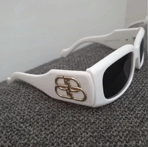 Shades solglasögon - Vita med "guld"logga. Orörda! Cirka 14cm breda cirka 4 cm höjd
