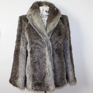 Pälsjacka - Grå pälsjacka från New Look, inte äkta päls. Säljer då den är för liten. Storlek 40 men passar mer 38. Skriv privat om du vill ha mått 💕