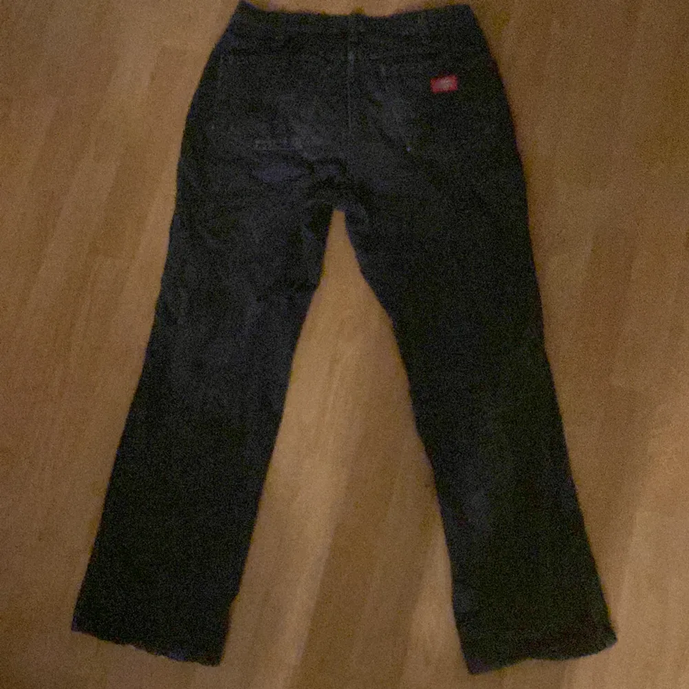 Jeans från Dickies, storlek 34x30. Riktigt bra kvalite och typ straight små baggy fit. Kontakta mig för fler frågor eller bilder. . Jeans & Byxor.