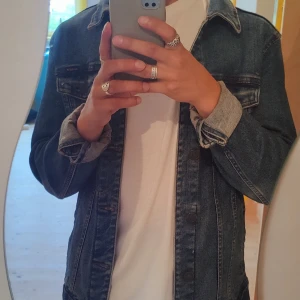 Jeansjacka  - Jeansjacka från Pull & Bear I storlek small. Använt ett fåtal gånger och är därför i utmärkt skick. 
