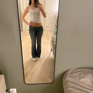 Lågmidjade jeans - Säljer dessa jättesnygga lågmidjade jeansen. Väldigt fint skick. Storlek S/36 