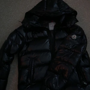 Moncler maya  - Säljer nu min moncler maya i ny skick. Storlek 4 vilket motsvarar Medium   Nfc scan funkar
