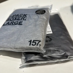 Två large kalsonger  - Min mamma köpte dem o de var för stora och jag kunde inte lämna t baka dom,helt oanvänd 