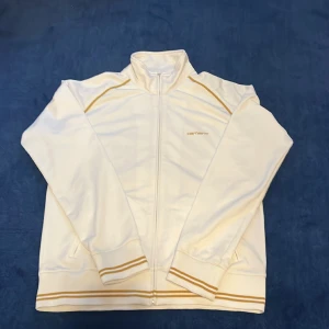 CARHARTT Vintage Tracktop  - Säljer denna mycket feta tracktop/zip tröja från carhartt som tyvärr inte passar mig längre. Den är mycket sällsynt och i mycket gott skick, inga fläckar. Storleken på lappen är M men sitter mer som Xs eller S. Pris kan diskuteras 👍