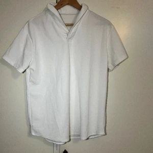 Set - En jättefin vit set i tunnare tyg. Den ät helt ny endast testad. Passar både s/m. Byxorna är jättefina typ Baggy modellen. Jätteskön på!