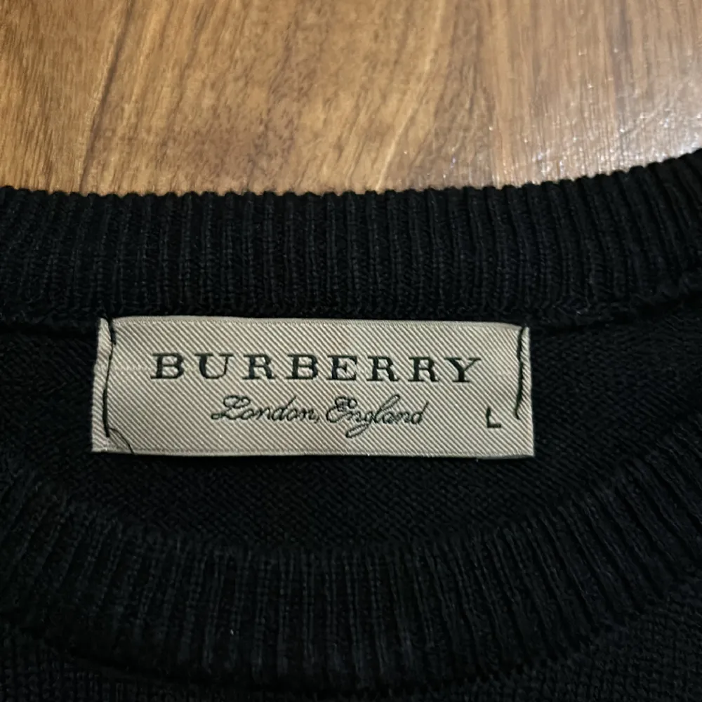 Helt ny Burberry tröja som är stickad, passformen är tight därför är storleken L men passar även M och S, Priset kan såklart sänkas vid snabbkaffär. Tveka inte på att skriva vid frågor . Tröjor & Koftor.