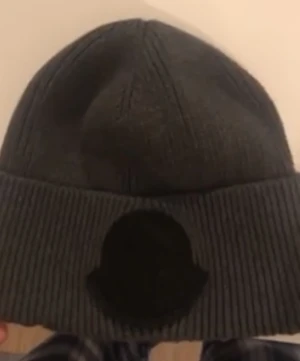 Moncler mössa  - Grå Moncler mössa 