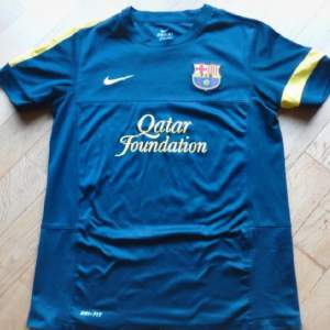Fin Fc Barcelona tränings tröja, köpt secondhand! Storlek M (barnstorlek, 142-148 cm). Kontakta mig innan du trycker på köp nu💕💕