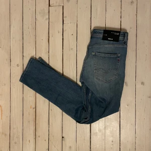 Replay jeans - Säljer nu mina riktigt snygga jeans från replay. Dom är andvända men har mycket kvar att ge. Notera hålet på första bilden samt att det finns ett hål i grenen men inget som syns och lätt att laga. Modellen är Dave och nypriset ligger runt 1500kr. 