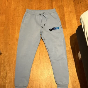 Blåa Hoodrich byxor  - Storlek S, bra skick, använda fåtal gånger, köpta för ett par månader sen på JD Sport