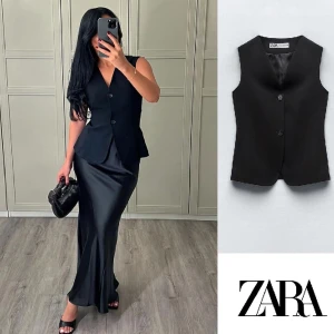 Väst - Denna jättesnygga västen från zara, säljer pga att jag ej använder den längre. (Lånad bild, vid intresse kan jag skicka egna bilder) använder 1-2 gånger, som ny. Köparen står för frakt 🩷🩷