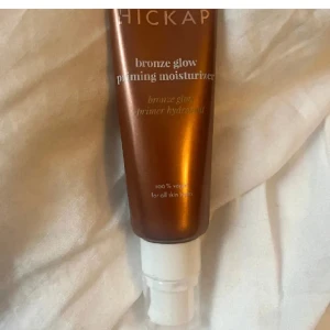 Hickap bronze glow priming moisturizer - Testad men helt full och som helt ny!!❤️ orignalpris: 300kr