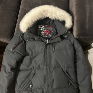 Moose Knuckles Jacka grå - En oanvänd fet jacka. Storlek XL. Pris diskuteras. 