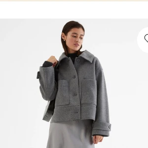 Grå kappa - Säljer min helt oanvända kappa från Kappahl då den inte kommer till användning. Jackan är strl L men passar S-M utan problem. Jag har vanligtvis xs i kläder och den är inte för stor på mig💫 Nypris 899kr❤️