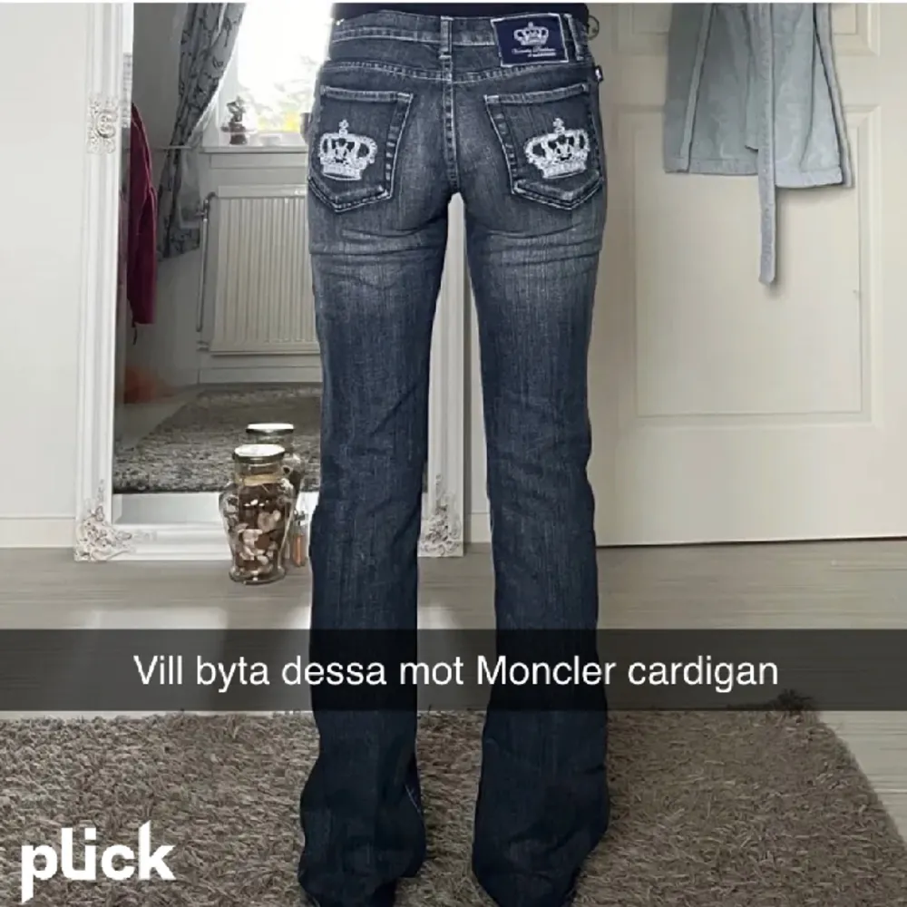 Önskar att byta dessa mot Moncler cardigan vit eller svart helst storlek S, men XS och M kan vara av intresse❤️. Jeans & Byxor.