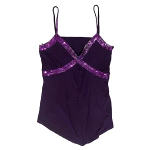 Lila paljett linne  - Färg från paljetterna har försvunnit (syns på bilderna). Står storlek L men sitter som en S. Kontakta vid intresse <3