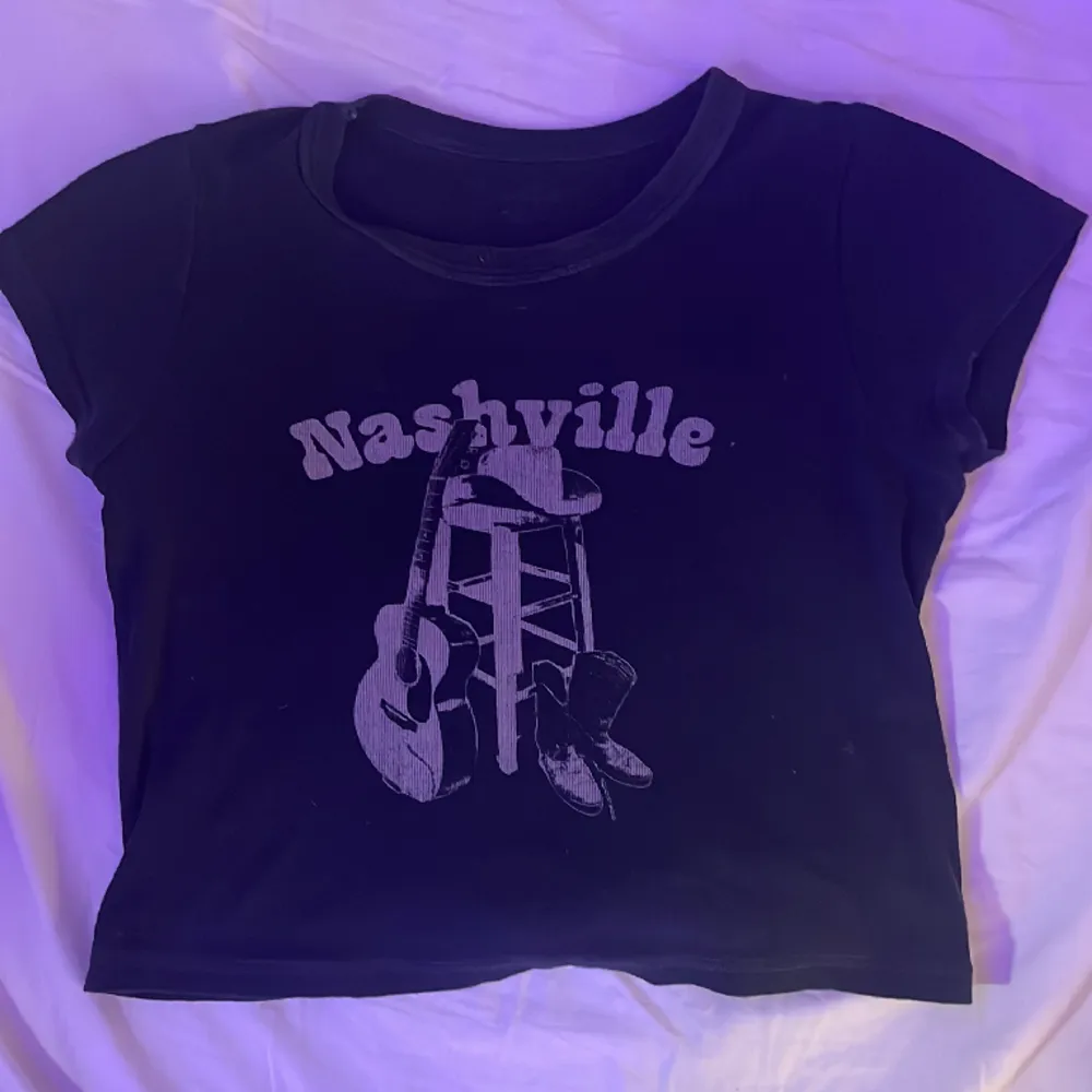 Nashville tröja. Köpte för ca 200 kr säljer för  80kr💕 . T-shirts.