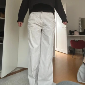 Linnebyxor - Säljer dessa linnebyxor köpt second hand, breda i benen och tjock i materialet