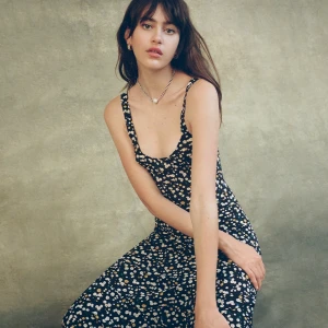 Realisation Par Allegra klänning - Säljer min Realisation Par Allegra klänning i milky way. Storlek XS. Perfekt skick. Axelbanden är kortade några centimer hos en skräddare. 