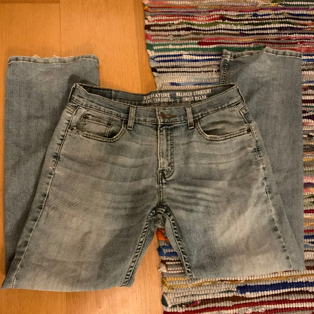 Asfina jeans från levi😮‍💨 dem är köpta secondhand så dem är lite slitna men jättefina! Säljer då dem inte passar min stil längre. Jeans & Byxor.