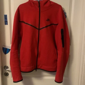 nike tech - säljer min nike tech då den är för stor, skulle säga den passar L, sydd på bakre höger axel men det syns knappt.