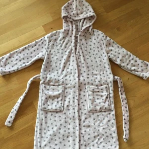 Morgonrock!  - Morgonrock, stl 158/164, Modell med fast huva och avtagbart knytskärp, Märke: Hemtex, Material: polyester, fluff-fleece, Färg: naturvit-grå, Tryck med stjärnor 