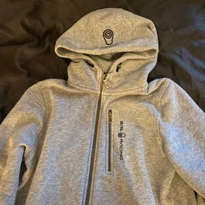 Sailracing kofta grå  - Hej säljer kläder ja inte använder. Säljer denna för 400kr  Strl 170