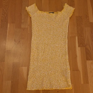 Klänning  - Klänning från Gina Tricot i storlek S. Knappt använd. Kan fraktas men köparen står för frakten 💕