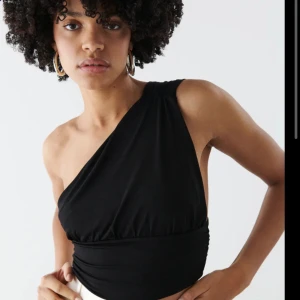 Gina fest topp  - Säljer denna snygga topp som är slutsåld på ginatricot. Säljer den  då den inte passar längre. Endast provad. Nypris:199kr 🌸