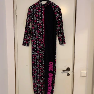 one direction onsie!  - köpt här på plick, säljer då jag inte har användning av den och växt ur den! den passar någon som är 160/165