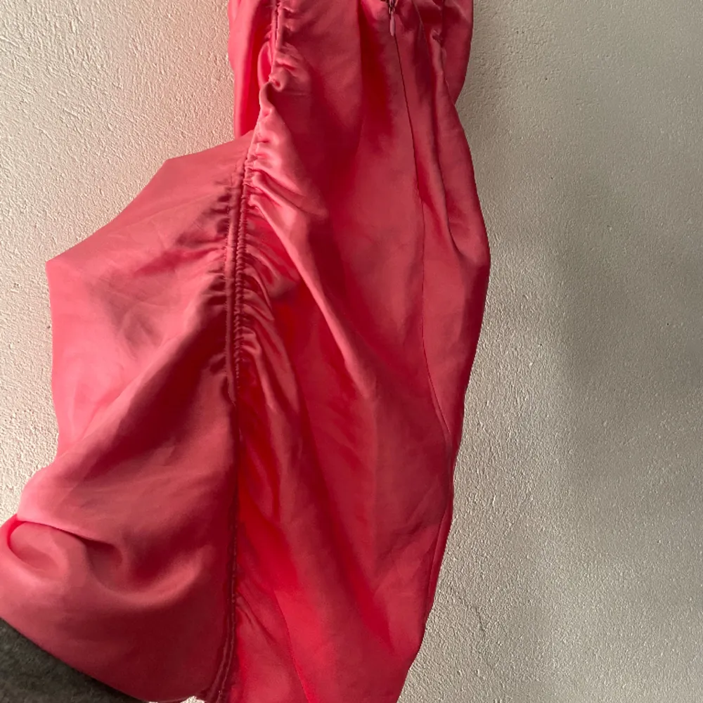 En rosa super din klänning i ”silkes” material från zara. Aldrig använt! . Klänningar.