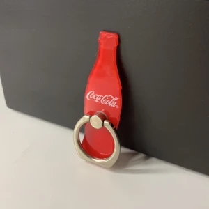 Mobil accessoar - Jag vet inte riktigt vad det kallas men det ör till för mobilen och man sätter den på sitt mobilskal och det är rätt så använbart om du har ett halt mobilskal. Som ni ser på bild 2 så behöver man sätta ny ”tejp” på. 🫶🏼