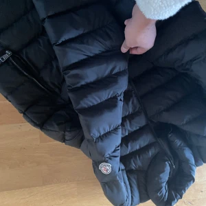 Moncler jacka - En fin jacka som inte kommer till använding är, helt ny utan några defekter. Det är en rep 1,1 . Jag har inget fast pris så kom gärna med förslag. Mvh 