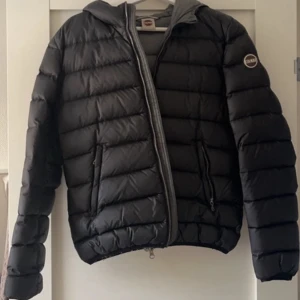 Colmar jacka  - Säljer denna colmar jacka, innerfickan är trasig, men inget som märks av från utsidan 🎀