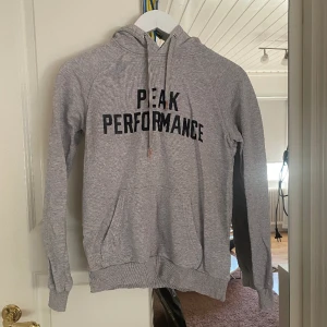 Hoddie  - Hoddie från peak performance, storlek xs. Skriv för fler bilder🥰