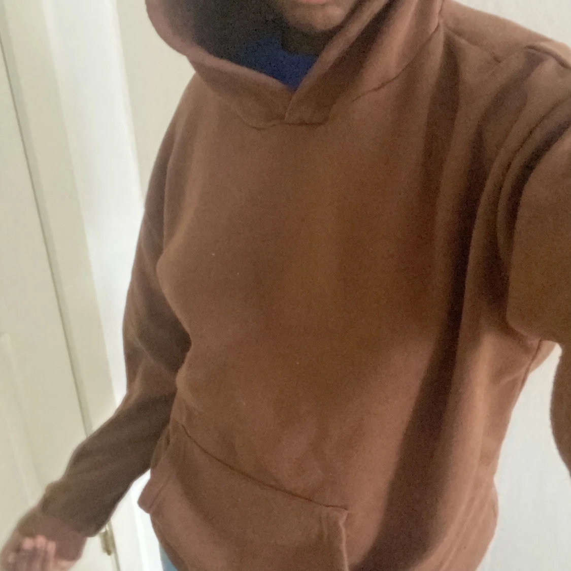 En vanlig brun hoodie - 90