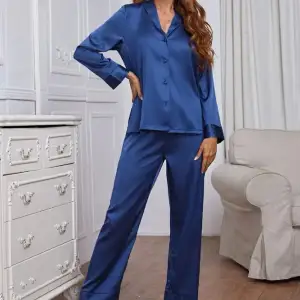Blå Satin Pyjamas, storlek XS men passar S och möjligtvis M också. Köpte för 300-250 men aldrig använd så vill inte gå back direkt därför jag säljer för 200