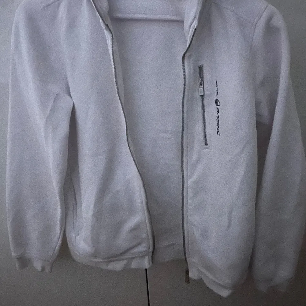 Säljer min vita sailracing hoodie då den inte kommer till användning🤍nyskick🫶🏻skriv om ni har frågor. Hoodies.