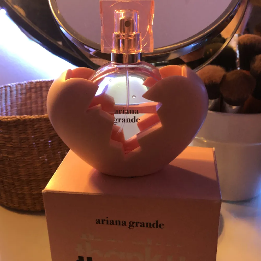 Ariana grande parfym thank u next använd till hälften😇. Övrigt.