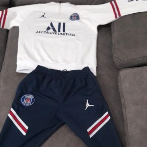 Psg set  - Settet är bara använd 2 gånger sen jag köpte den, så den är i bra skick både byxorna och tröjan är i storleken S