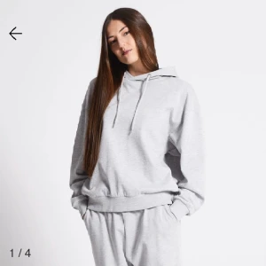 Hoodie  - Säljer denna hoodie från lager 157. Enbart testad. Säljer den för att den var för stor för mig.  Köpt för 150 