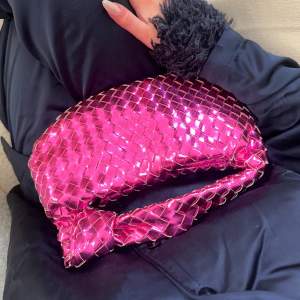 Kollar intresset på denna så snygga väskan ifrån h&m, den såldes slut direkt! 💓✨💗 den är metallic rosa