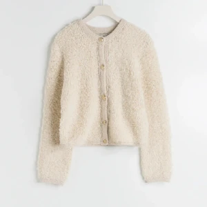 Kofta - Säljer denna populära slutsålda koftan från gina!! Köptes för 600kr och är knappt använd därav nyskick. Passar mig som vanligtvis har xs/s.