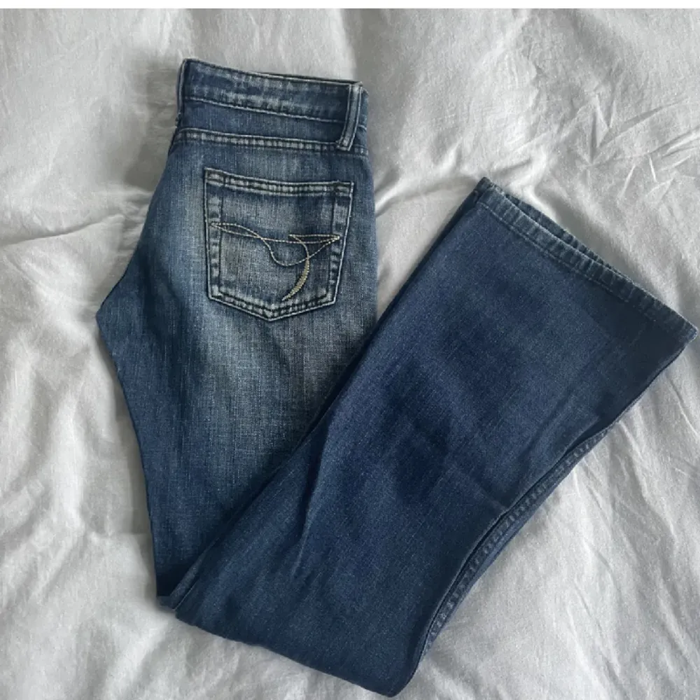 Så snygga lågmidjade byxor!!😍 26/32, använd köp nu😇. Jeans & Byxor.