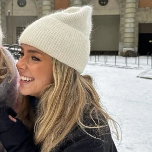 Mössor vit  - Kasmir mössa, supermjuk i materialet. Onesize